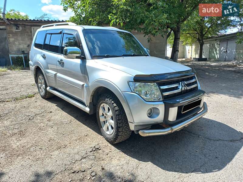 Внедорожник / Кроссовер Mitsubishi Pajero 2010 в 