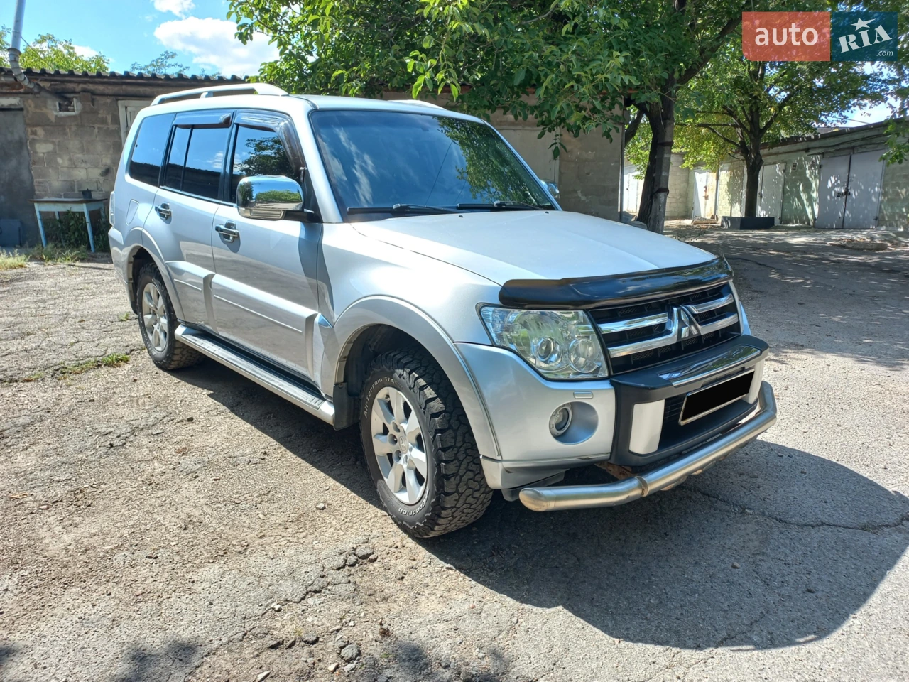 Позашляховик Mitsubishi Паджеро Вагон 4-го покоління - надійний, комфортний, легкий в управлінні і, найважливіше, всюдихідний.
Автомобіль забезпечений системою повного приводу 4WD II, з можливістю вибору приводу на 2 або 4 колеса та блокування міжосьового диференціалу.
Офіціал.
Європейська комплектація, купувався в Україні в офіційного дилера.
Двигун (6G72, 178 к.с.) бензін, 2.97 л. – простий, надійний, що не вбивається.
Я, другий господар із 2016 року
Додатково встановлено.
Штатна магнітола замінена на мультимедійну систему на андроїді з екраном, камерою заднього виду та GPS навігатором.
Встановлено газове обладнання (два балони по 30 літрів у ніші третього ряду сидінь).
Захист двигуна.
Плівка на передній частині машини (капот, бампер, крила, фари (основні + ПТФ), стійки лобового скла).
Близьке світло ксенон перероблено на біксенон.
Декоративні накладки з «нержавіючої сталі» по всьому кузову.
У салоні килимки зима, килимки літо, килимок гумовий у багажнику.
Стан шкіри на сидіннях добрий, чохли (поміняні у 2025 році на нові).
Встановлено нові шини BFGoodrich All Terrain T/A KO2 265/65 R17 120/117S. Старий комплект відходив 80 тисяч кілометрів. Шини універсальні, посилена боковина (бордюри, ями – не проблема).
Датчики контролю тиску в шинах із контролем із салону.
Додатково до штатної встановлено систему автомобільної охоронної сигналізації.
Скло тоноване (передні бічні світліші, задні темніші).
Усі лампи у стоп-сигналах замінені на світлодіоди.
Лампи у передніх габаритних вогнях замінені на світлодіоди.
На автомобілі виконувалося два великі ТО (90 тис. км) при купівлі у 2016 році, при пробігу 105 тис.км та у 2023 році, при пробігу 184 тис. км.
По кузову є сліди експлуатації, осередків корозії немає.
Експлуатація автомобіля дорогами загального користування, в офроуд не брала участі.
За машиною стежили, гаражне зберігання.
Автомобіль у доброму стані, обслужений, у рідному забарвленні з оригінальним пробігом – «сів поїхав».
Продаж із переоформленням.