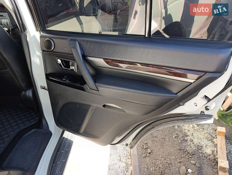Внедорожник / Кроссовер Mitsubishi Pajero 2013 в Тернополе