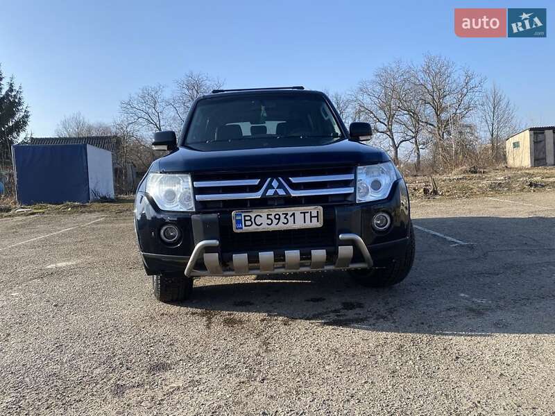 Внедорожник / Кроссовер Mitsubishi Pajero 2007 в Новояворовске