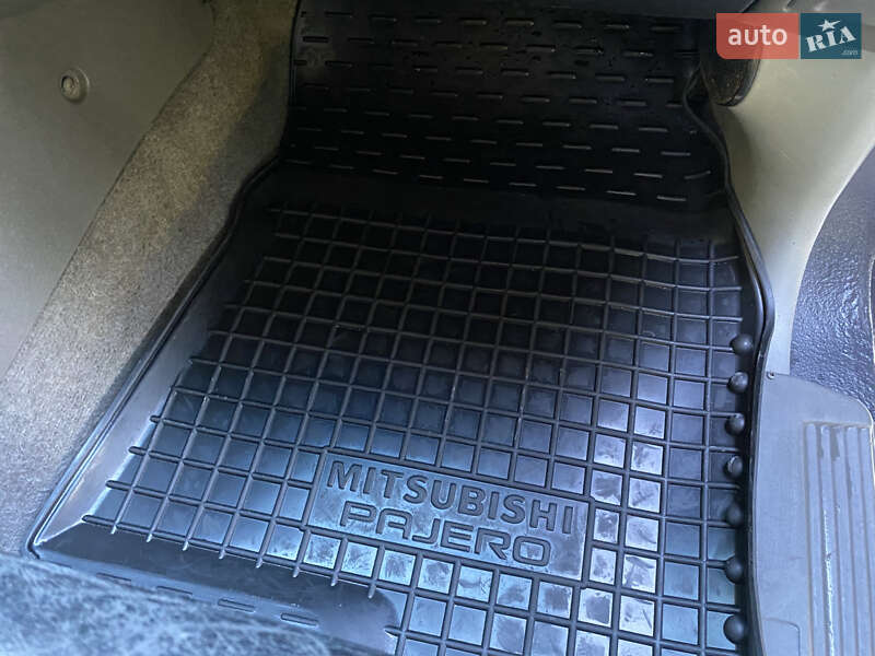 Внедорожник / Кроссовер Mitsubishi Pajero 2002 в Дубно фото 30 Внедорожник / Кроссовер Mitsubishi Pajero 2002 в Дубно