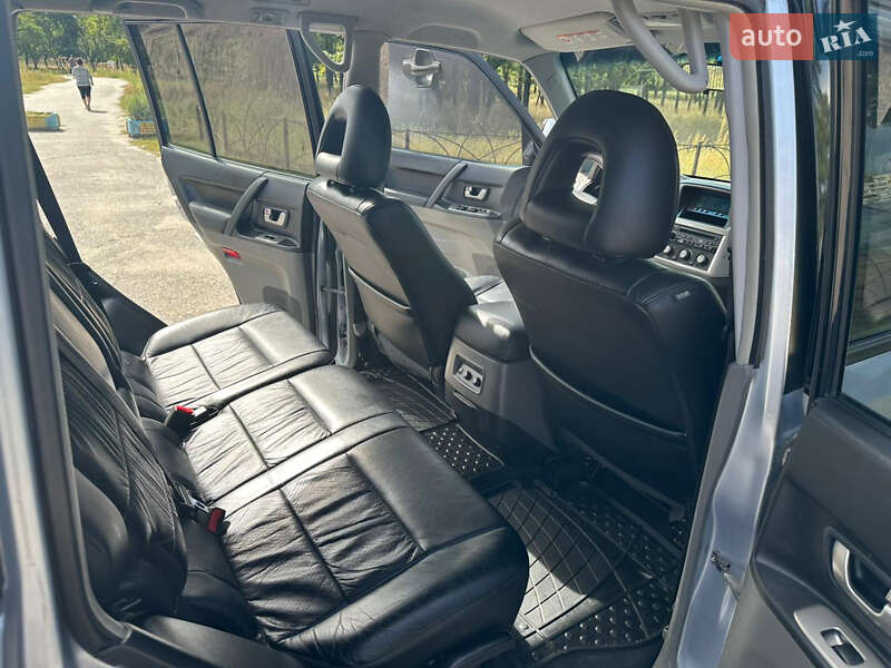 Внедорожник / Кроссовер Mitsubishi Pajero 2004 в Киеве