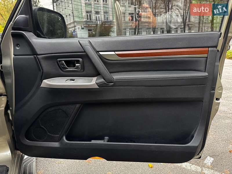 Внедорожник / Кроссовер Mitsubishi Pajero 2007 в Киеве