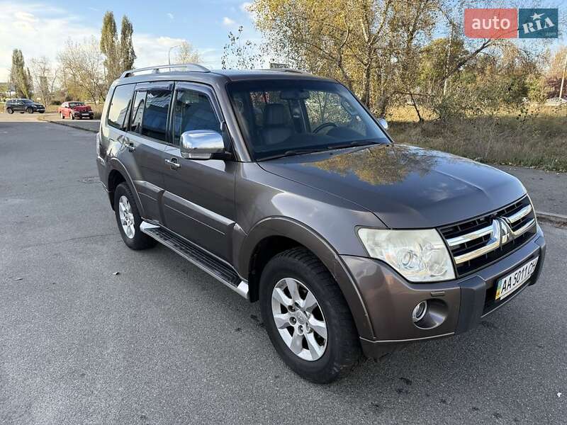 Внедорожник / Кроссовер Mitsubishi Pajero 2010 в Киеве