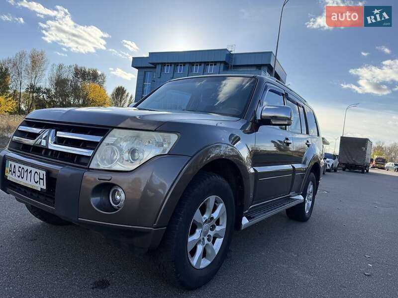 Внедорожник / Кроссовер Mitsubishi Pajero 2010 в Киеве