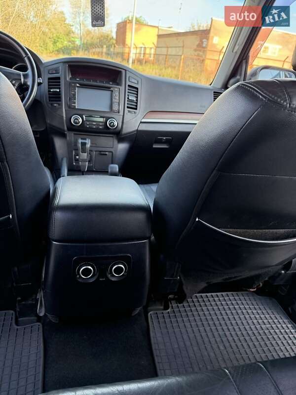 Внедорожник / Кроссовер Mitsubishi Pajero 2010 в Киеве