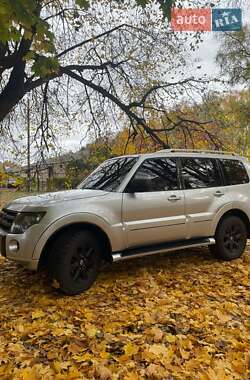 Позашляховик / Кросовер Mitsubishi Pajero 2010 в Шостці