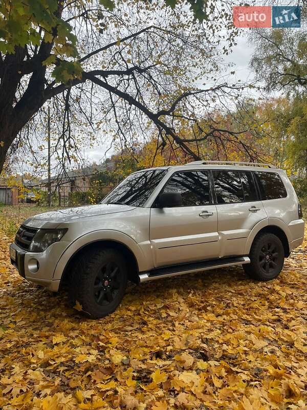 Внедорожник / Кроссовер Mitsubishi Pajero 2010 в Шостке