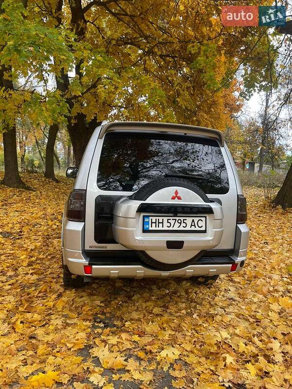 Внедорожник / Кроссовер Mitsubishi Pajero 2010 в Шостке
