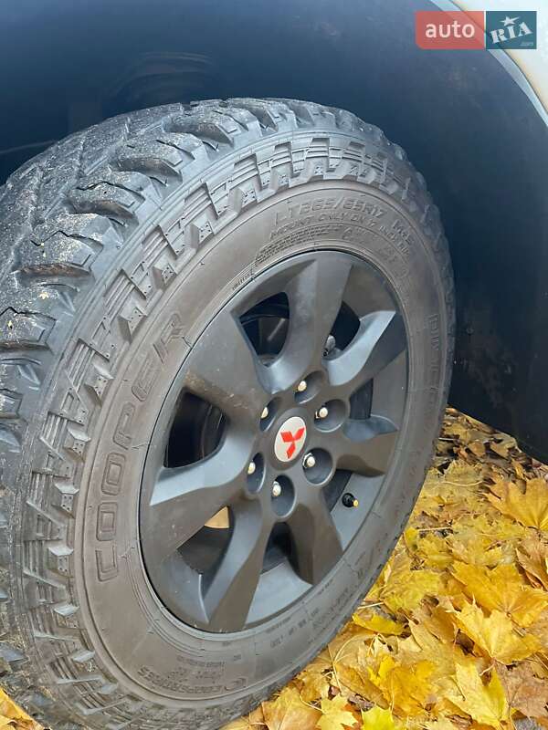 Внедорожник / Кроссовер Mitsubishi Pajero 2010 в Шостке