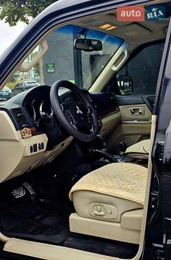 Внедорожник / Кроссовер Mitsubishi Pajero 2009 в 