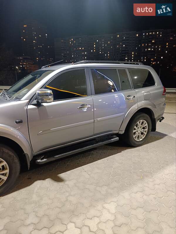 Позашляховик / Кросовер Mitsubishi Pajero 2013 в Києві