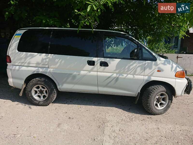 Минивэн Mitsubishi Space Gear 1999 в Хороле