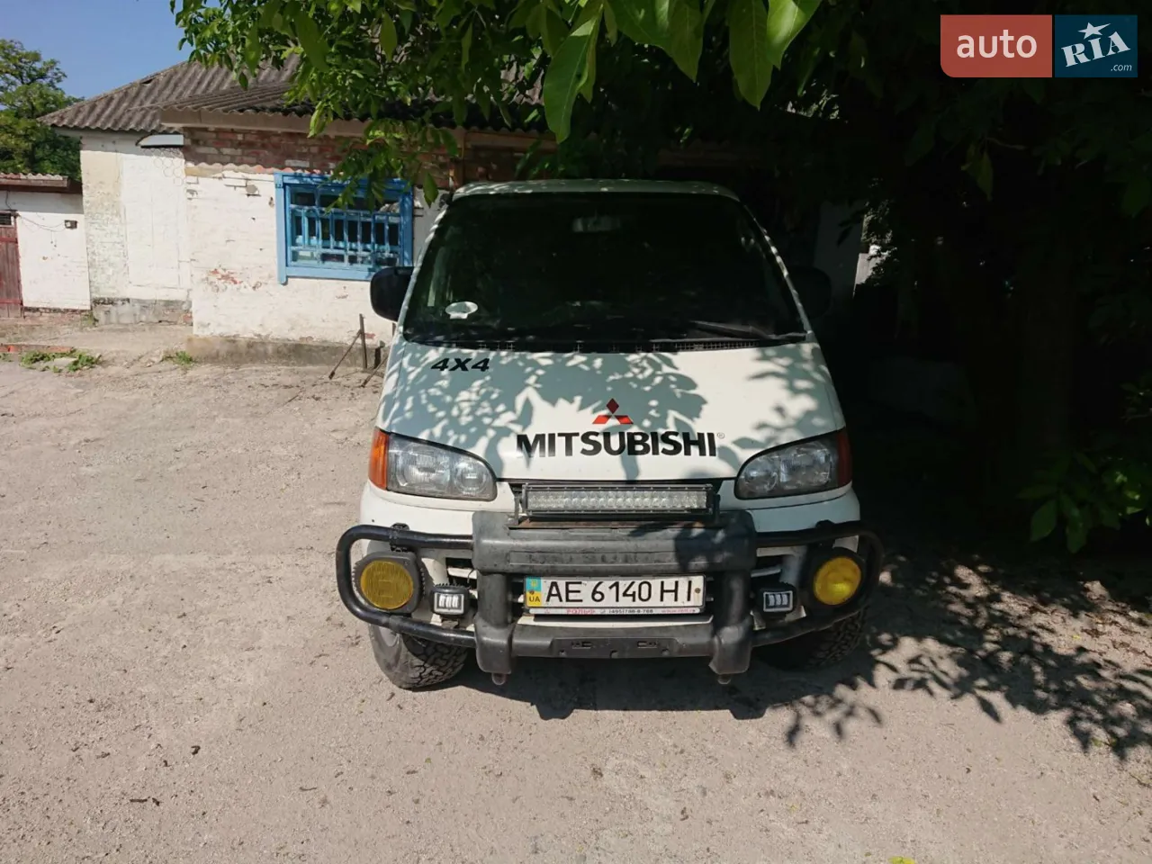 продам в гарному робочему стані полнопривідний мінівен, 2,4 бензин / газ, салон трансформер, розкладається в двухспальне ліжко, має блокировку заднього мосту, коробка роздатка працює на відмінно, гарна грязева гума.