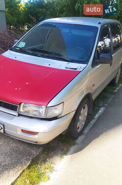 Минивэн Mitsubishi Space Runner 1992 в 