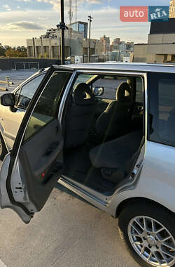 Минивэн Mitsubishi Space Wagon 2003 в 
