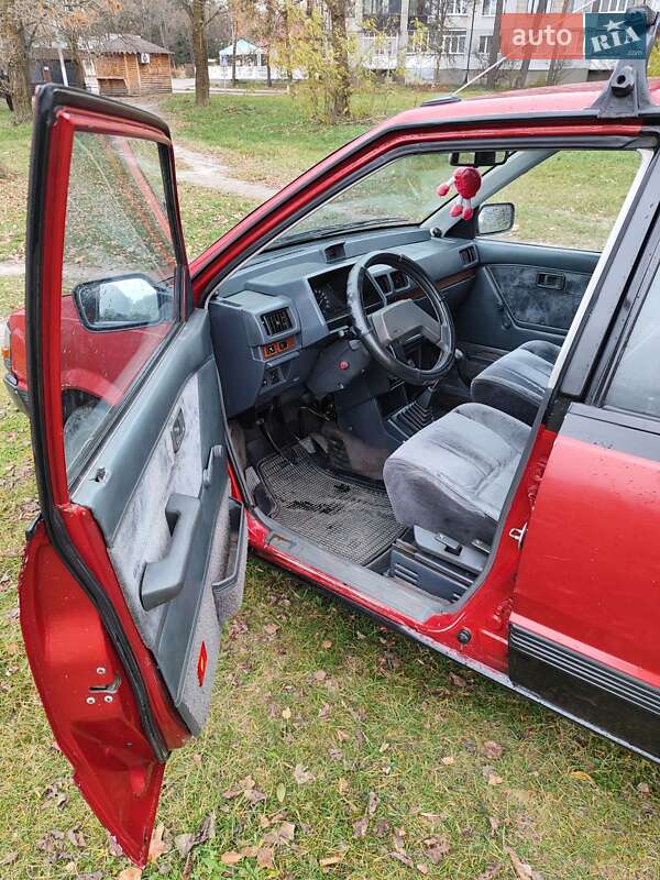 Минивэн Mitsubishi Space Wagon 1985 в Сарнах