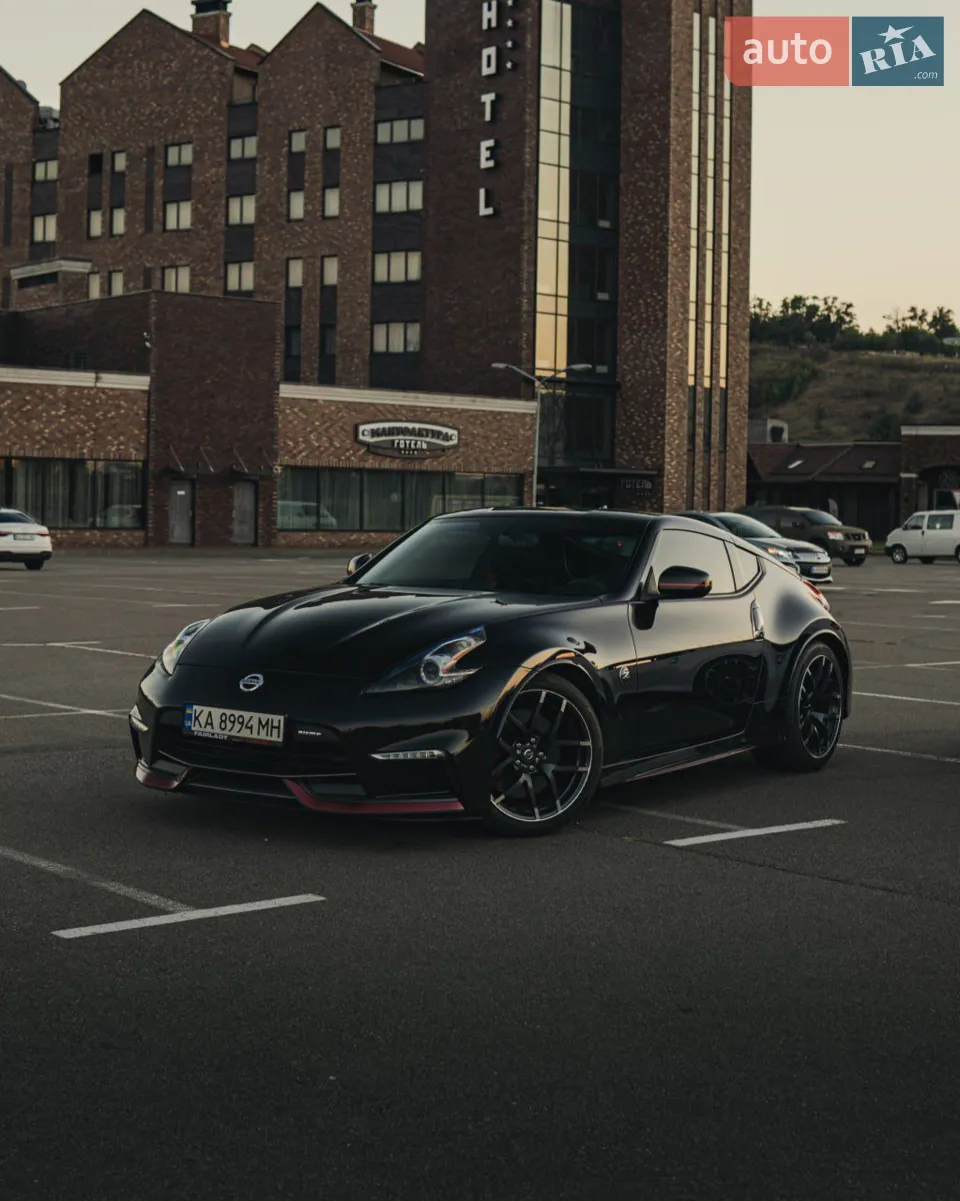 Продам Nissan 370Z NISMO 2018
JN1AZ4EH7KM421647 
На початку 2024 року приїхала в Україну.
Пробіг на даний момент 134к км.

За наявною у мене інфо це єдина NISMO з АКПП в Україні.

Кастомний вихлоп із заслонками 
Решта все сток.
Авто покрита керамікою, їздить тільки літом, зберігається у паркінгу.

Вважаю авто має певну ексклюзивність, а також враховуючи, що ринку вартості таких авто в Україні немає (у продажі 0,00 авто в комплектації nismo) вартість вказав виходячи з ціни купівлі і приведення у нинішній стан.

Можна оглянути на будь-якому вашому сто.
Авто в місті Києві.

Продаж не терміновий, хотілося б віддати авто людині, яка буде її любити і берегти ?

Якщо не відповідаю на дзвінки - напишіть будь ласка.