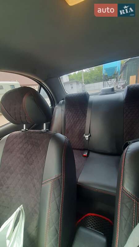 Седан Nissan Almera Classic 2012 в Києві