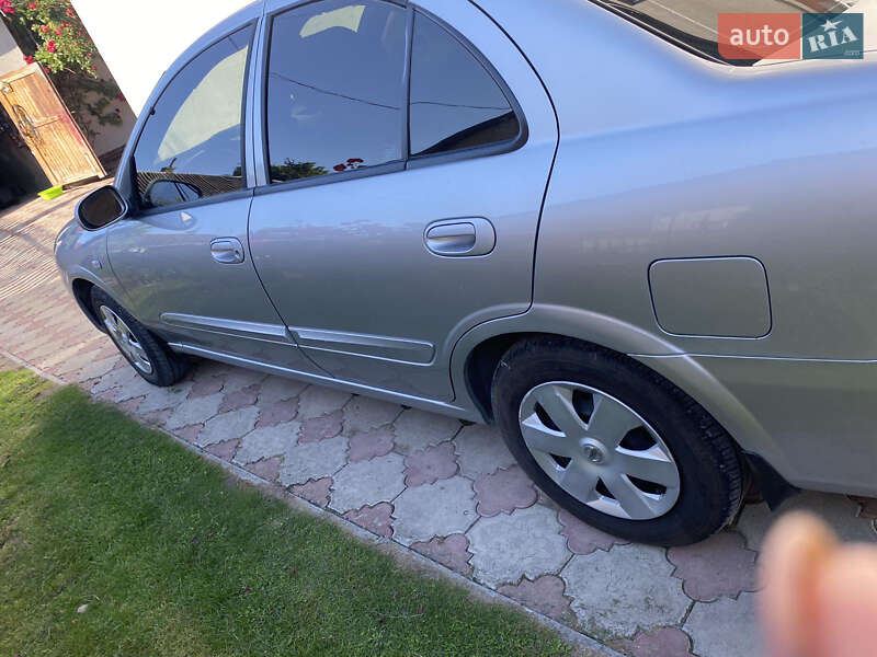 Седан Nissan Almera Classic 2011 в Гусятине