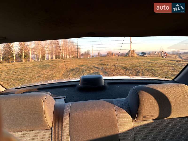 Седан Nissan Almera Classic 2010 в Черновцах