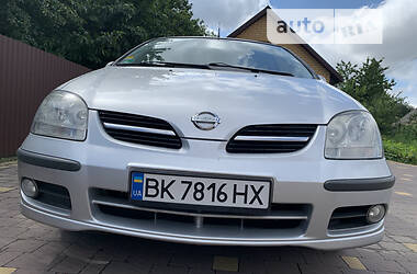 Хэтчбек Nissan Almera Tino 2004 в 
