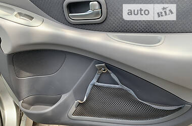 Хэтчбек Nissan Almera Tino 2004 в 