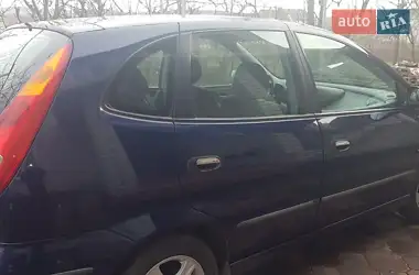Nissan Almera Tino 2004