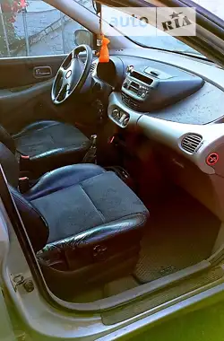 Nissan Almera Tino 2002