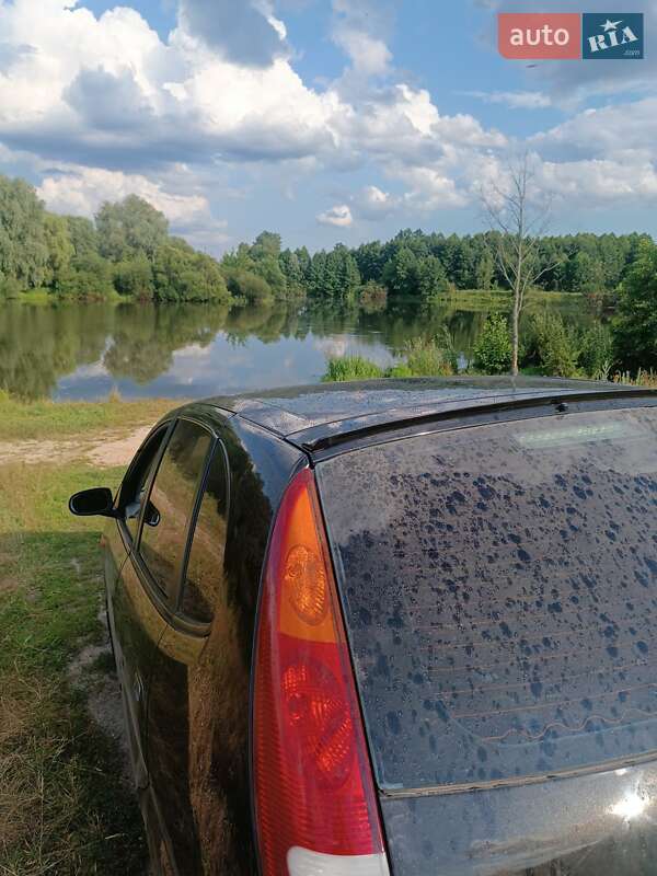 Минивэн Nissan Almera Tino 2002 в Семеновке
