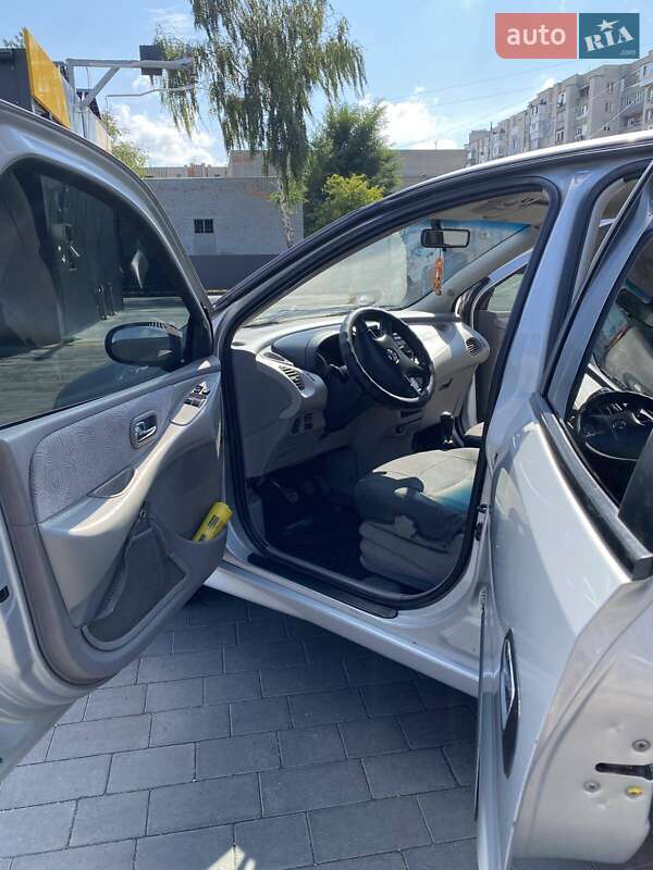 Минивэн Nissan Almera Tino 2001 в Шептицькому