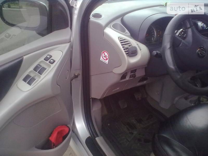Хетчбек Nissan Almera 2001 в Ізмаїлі