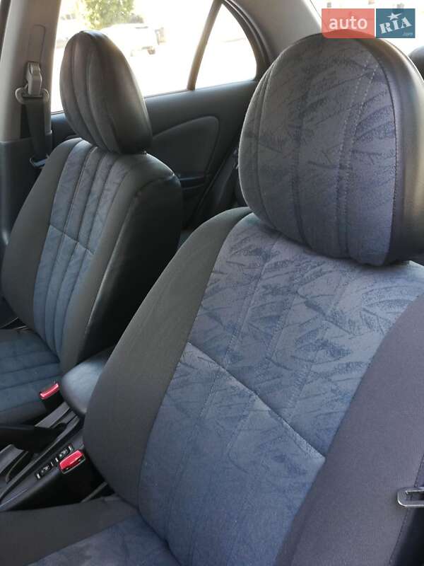 Седан Nissan Almera 2004 в Дніпрі