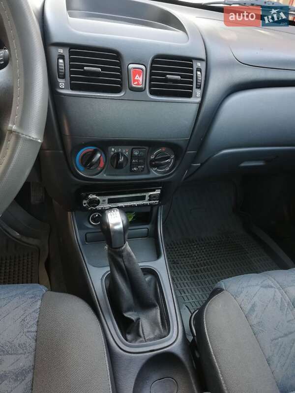 Седан Nissan Almera 2004 в Дніпрі