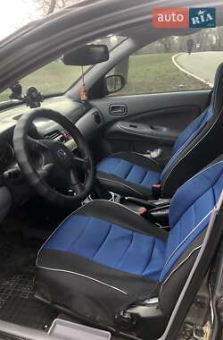 Хэтчбек Nissan Almera 2004 в 