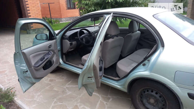 Седан Nissan Almera 2002 в Ужгороді