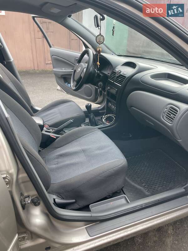 Седан Nissan Almera 2010 в Шепетівці