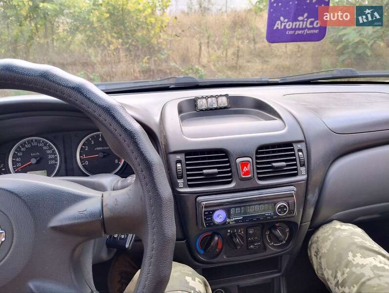 Седан Nissan Almera 2004 в Белой Церкви