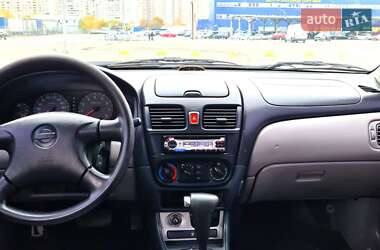 Седан Nissan Almera 2001 в Киеве