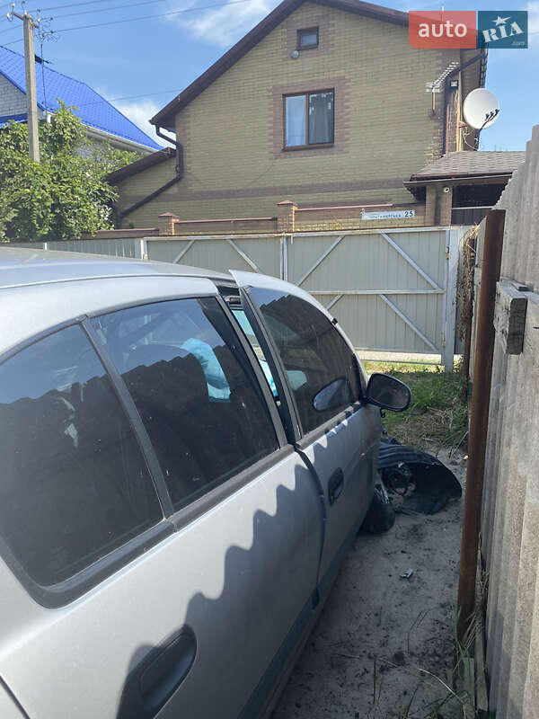 Хэтчбек Nissan Almera 2000 в Днепре