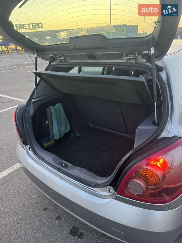 Хэтчбек Nissan Almera 2004 в Кривом Роге