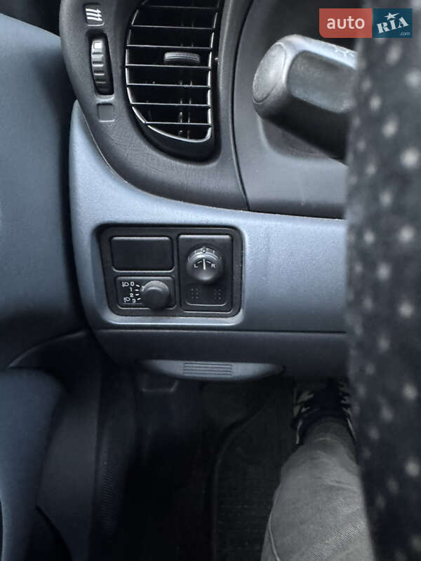 Хэтчбек Nissan Almera 2004 в Кривом Роге