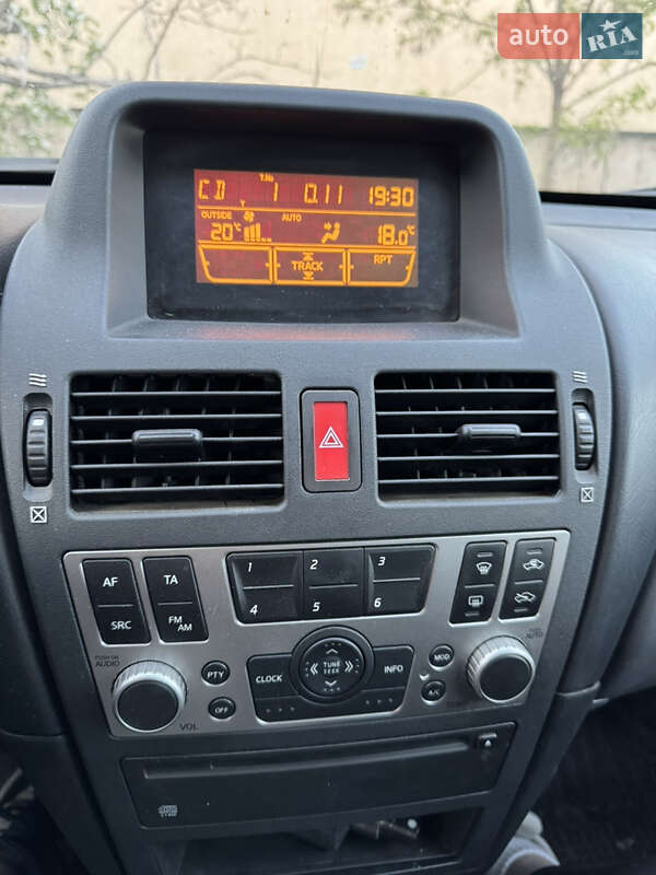 Хэтчбек Nissan Almera 2004 в Кривом Роге