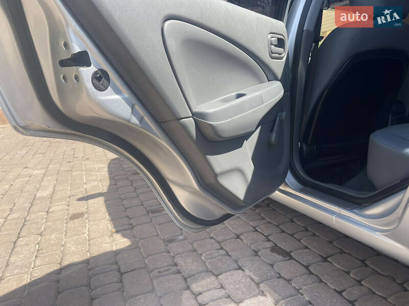 Седан Nissan Almera 2011 в Мене