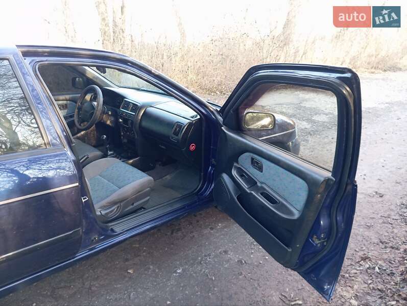 Седан Nissan Almera 1998 в Дубно