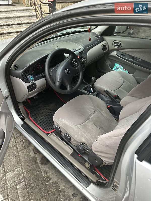 Хэтчбек Nissan Almera 2001 в Ивано-Франковске