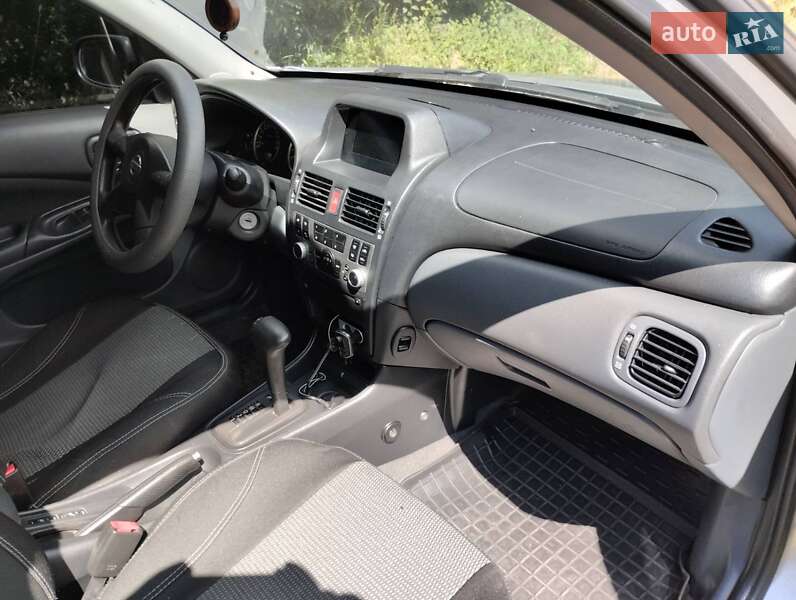 Хэтчбек Nissan Almera 2005 в Умани