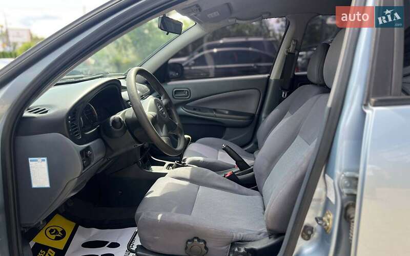 Седан Nissan Almera 2004 в Ивано-Франковске