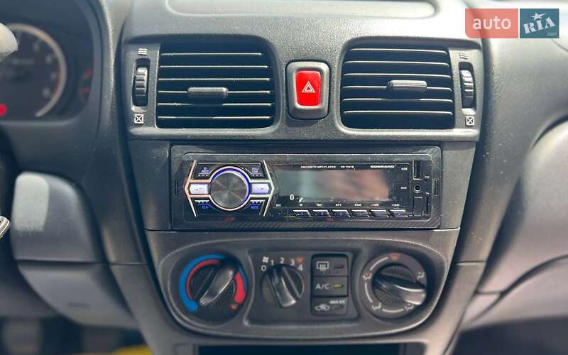 Седан Nissan Almera 2004 в Ивано-Франковске