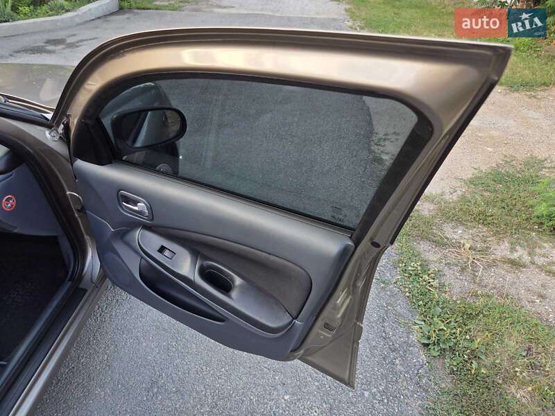 Седан Nissan Almera 2005 в Каменском
